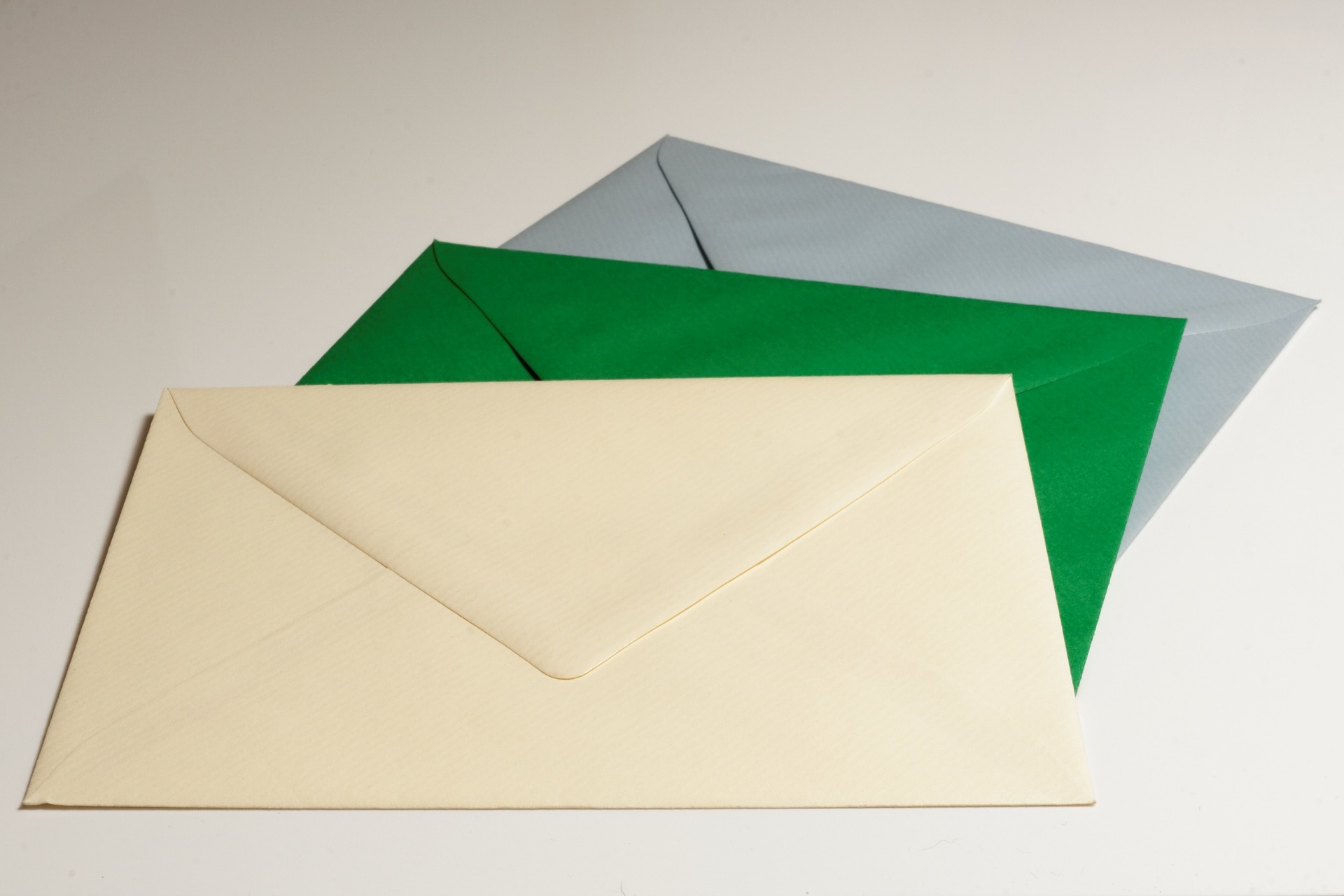 Gekleurde enveloppen: ons assortiment onder de loep