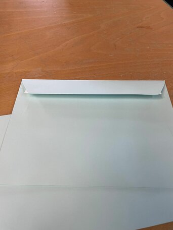 Envelop 15.6 x 22 cm Lichtblauw Strip sluiting 